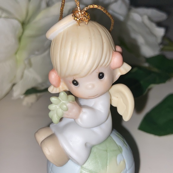 Precious Moments 1999 Peace On Earth Ornament 679259 - Picture 5 of 16
